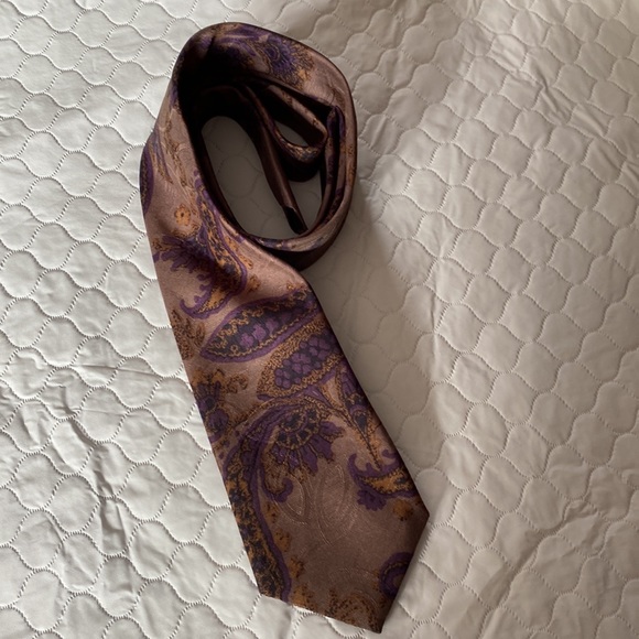 JONATHAN BRYAN TIE . - Picture 2 of 5